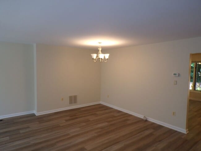 Photo - Three Bedroom Townhouse Conveniently Located In Springfield