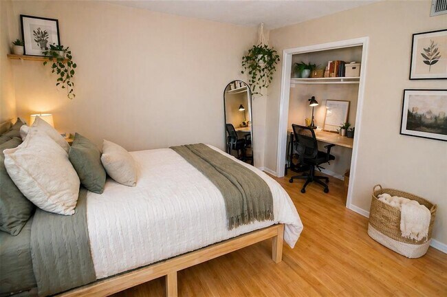 Building Photo - 202 E 45th St Unit 203