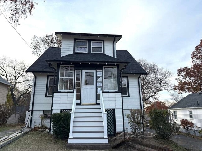 Building Photo - 194 Fells Ave