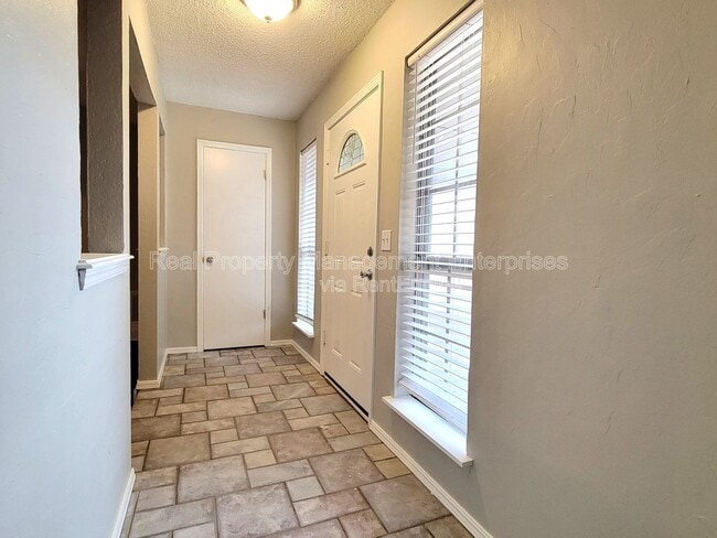 Photo - 740 Royal Ln