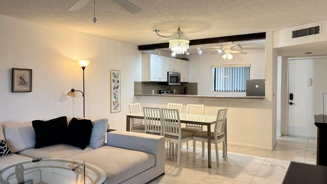 Building Photo - 5130 Las Verdes Cir Unit 313