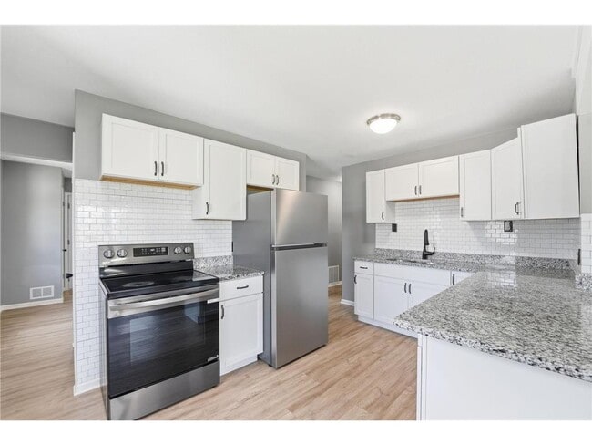Photo - 1697 Rose Pl W