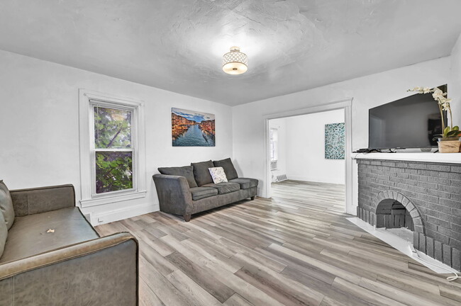 Building Photo - 427 E 156th St Rental