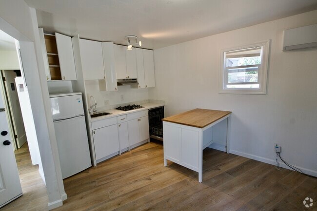 Building Photo - 1352 Blake St Unit Downstairs Rental
