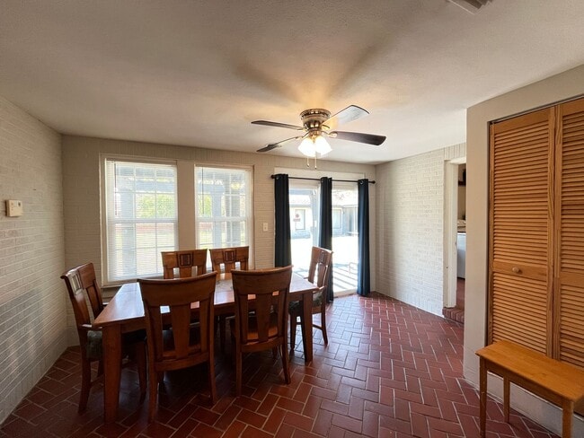 Photo - HOUSE AND BACK APARTMENT ON LARGE LOT!!