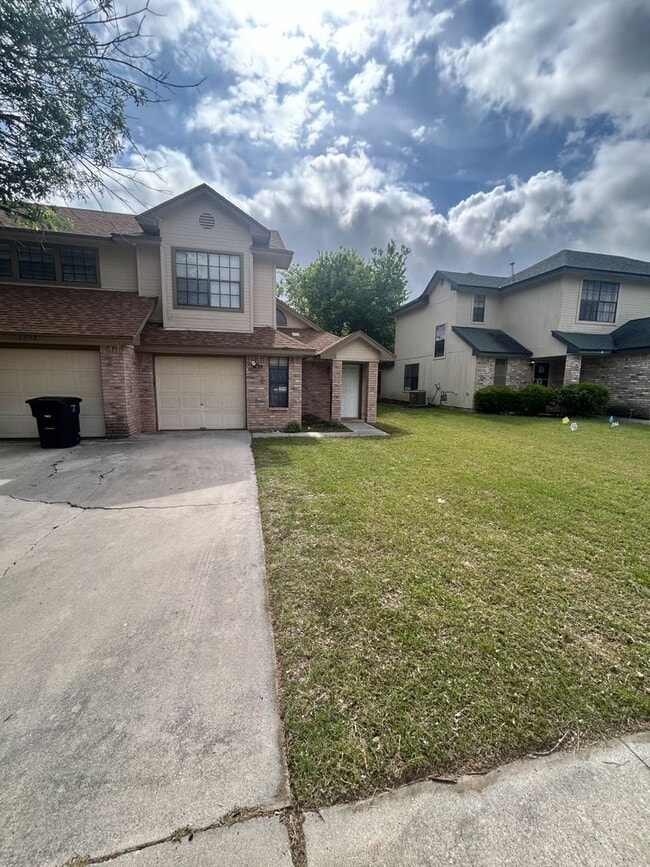 Building Photo - 1302 Opal Rd Unit B