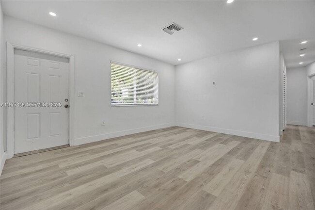 Photo - 1401 NE 152nd St