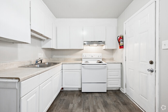 2BR, 2BA - 669SF - Kitchen