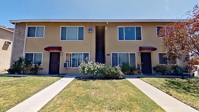 Building Photo - 1632 Picadilly Way Unit D