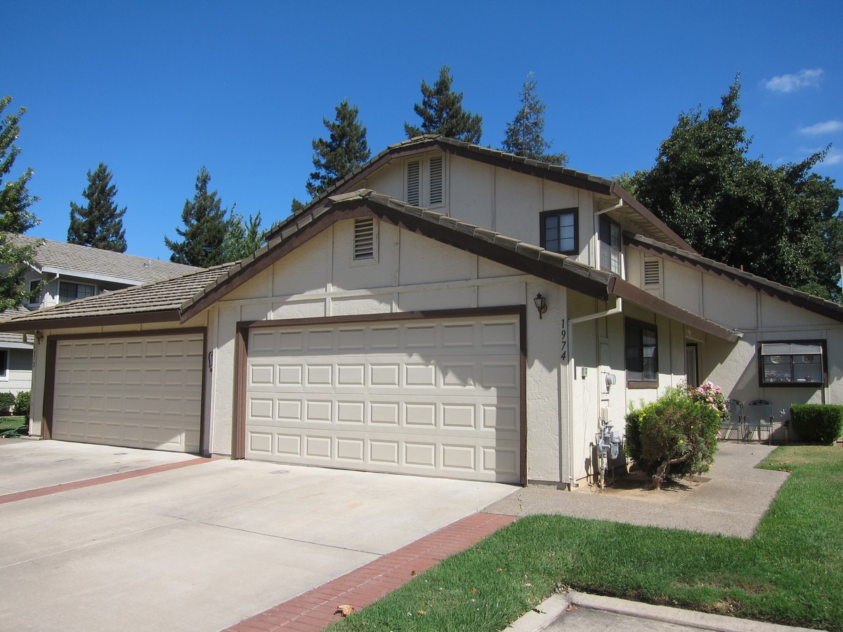 Primary Photo - Lakeshore Meadows