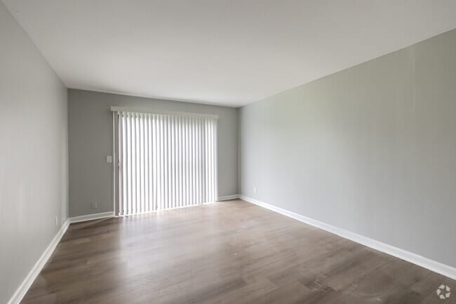 1BR, 1BA - 600SF - Living Room