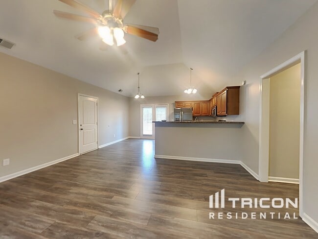 Photo - 414 Niagra Ln