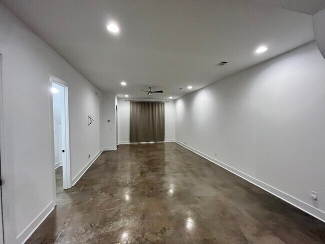 Photo - 4647 Broadwick St