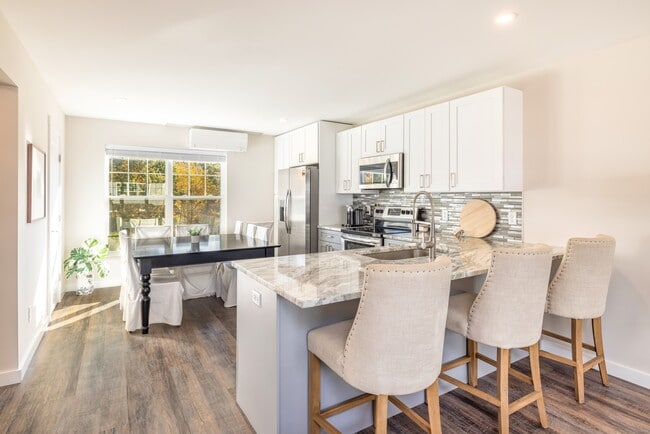 Building Photo - 94 N Bridebrook Rd Unit 708 Rental