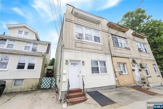 Building Photo - 460 Edgewater Rd Rental