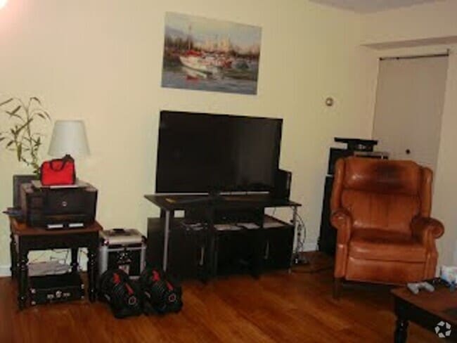 Building Photo - 1800 JPA - 1 Bedroom Garden Unit Rental