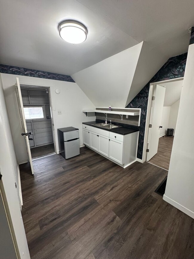 Building Photo - 1702 Marine St Unit B Rental