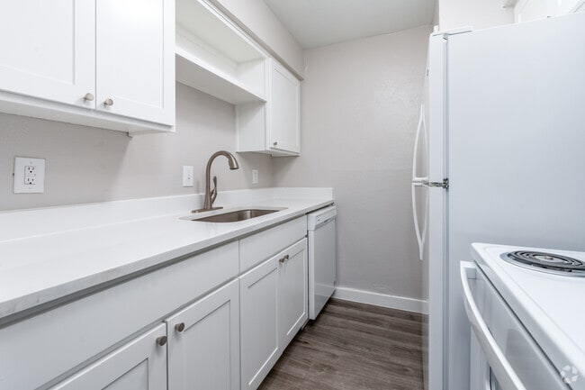 Laurel - 1BR, 1BA - 600SF - Kitchen - Gazebo Apartments (Denton, Tx)