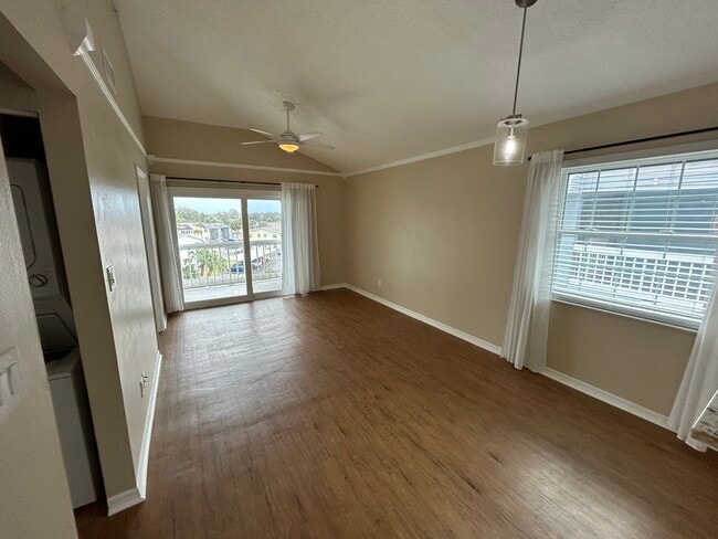 Vista de la sala y el balcón desde la cocina. - 6810 Stones Throw Cir N Unidad 13409