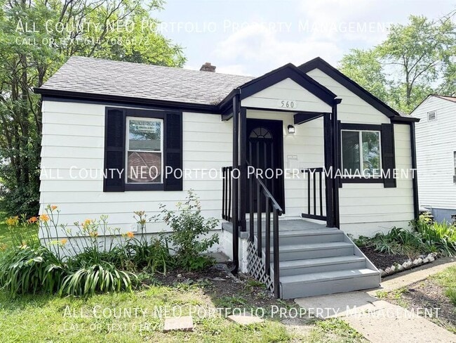 Photo - 560 Trevitt St House