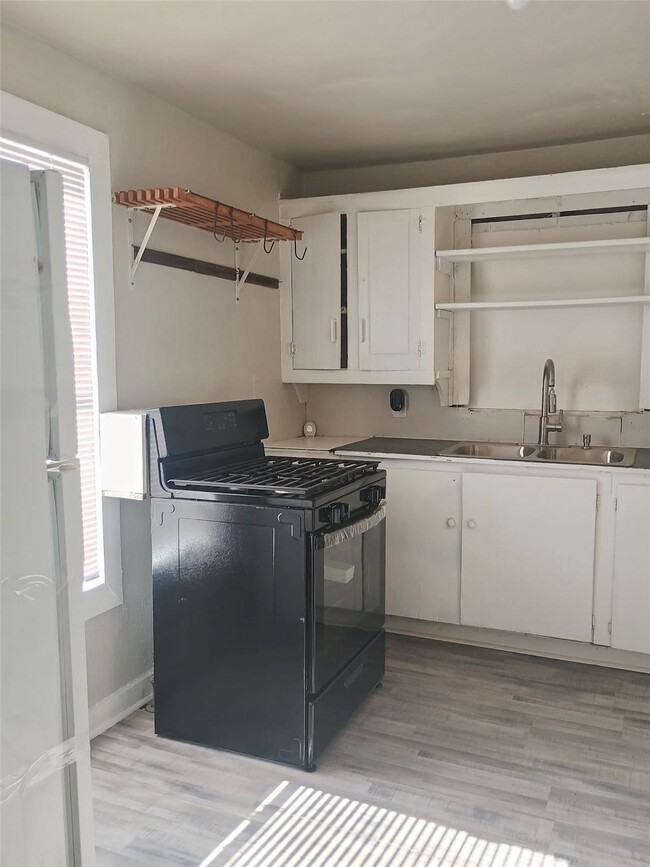 Photo - 3130 Illinois St