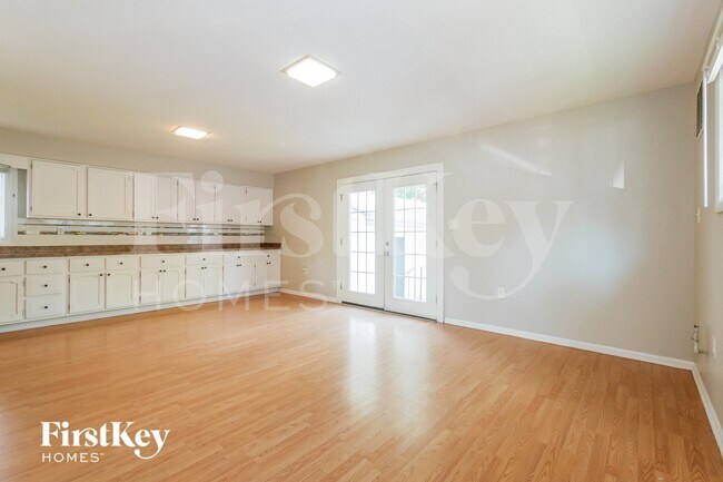 Photo - 728 Watson St