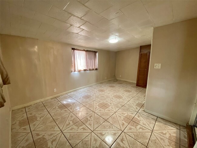 Photo - 611 Bolster St