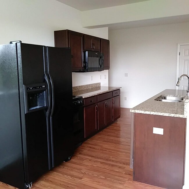 Kitchen - Refrigertor, Range & Microwave - 20215 Indi Dr Unit Veatch