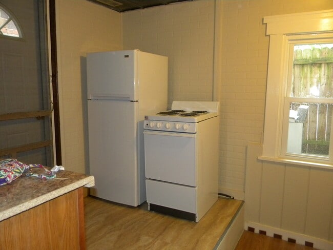 Kitchen Picture 2 - 21 W Carpenter St Unit 21 Carpenter - Downstairs