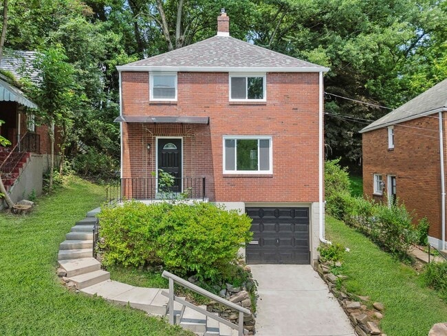 Building Photo - AVAILABLE NOW! RENOVATED 3-BEDROOM!