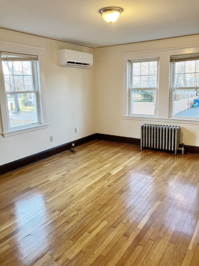 Photo - Available NOW! 1 BED 1 BATH in prime Quincy location! Unidad 1R