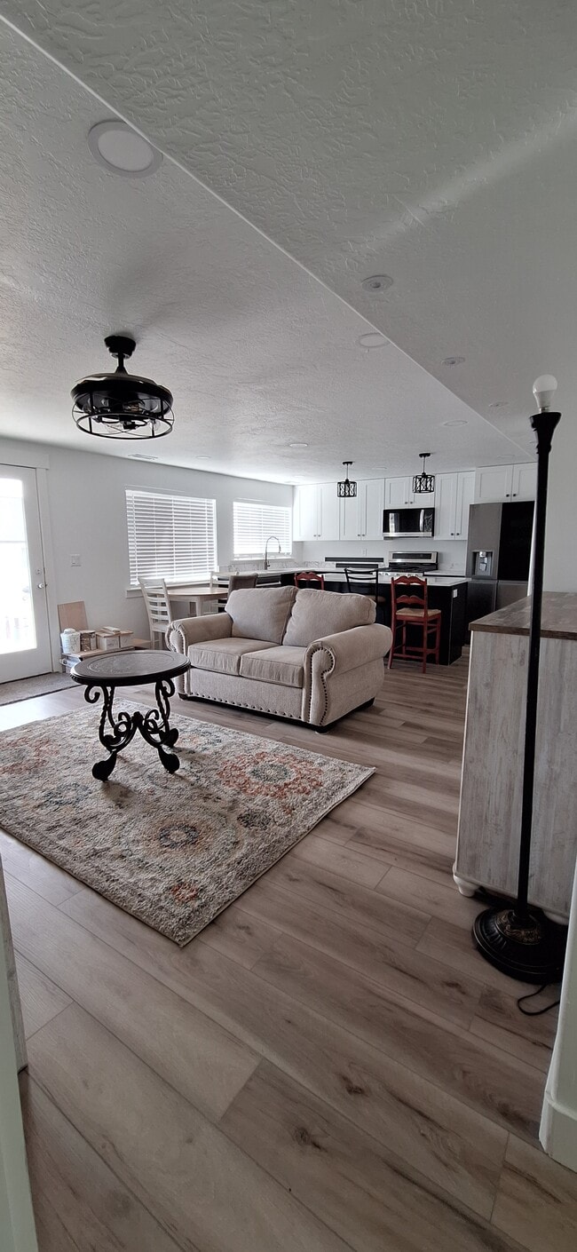 Building Photo - 704 N Bennedict Dr Unit 2 bedrooms, 2.5 bathrooms Rental