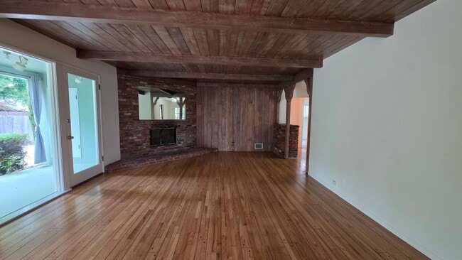 Photo - Sherman Oaks 3+2 w/great backyard + all ap...