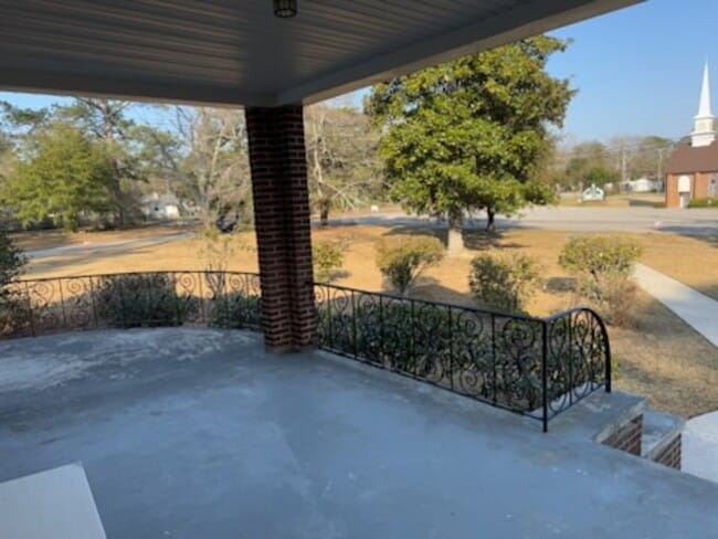 Photo - Fantastic Bungalow in Rosewood!