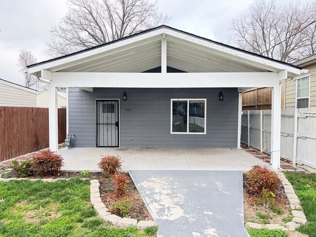 Building Photo - Marvelous 3 Bedroom and 2 Full Bath House!