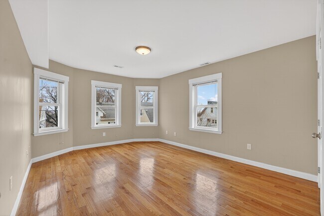 25 Main St Unit 3