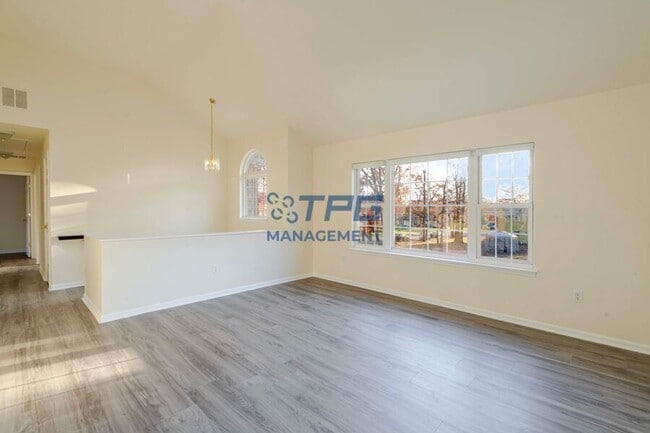 Photo - 33 Viking Ave