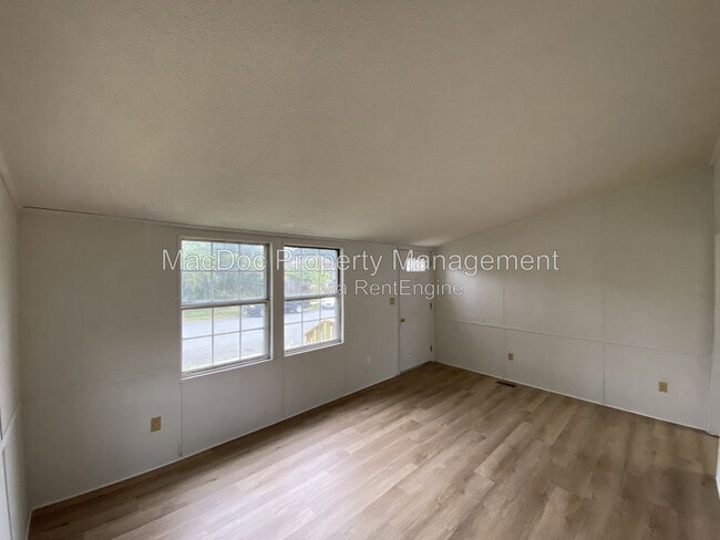 Photo - 900 White St