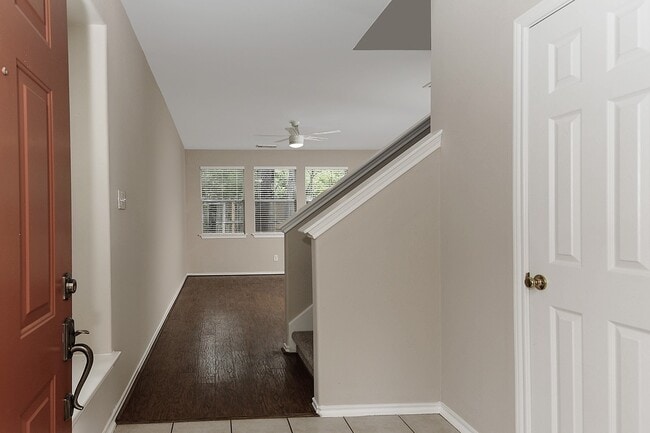 Building Photo - 10 Peach Ridge Pl