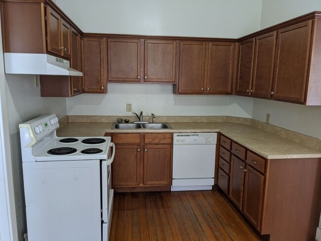 Photo - AVAILABLE NOW! 4-bedroom, 2-bath house across from Kinnick! Unit 727-M