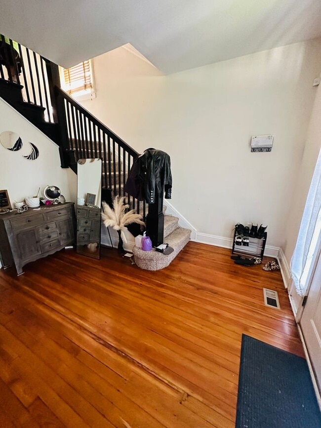 Photo - Beautifully Renovated 3bdrm/2.5bth Home Located in Richmond's North-side w/Balcony!