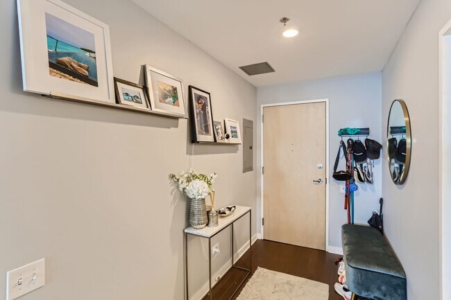 Photo - 510 W Erie St Unidad 1002
