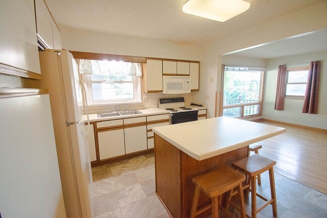 Photo - Charming Elton Hills Rambler with Finished Basement