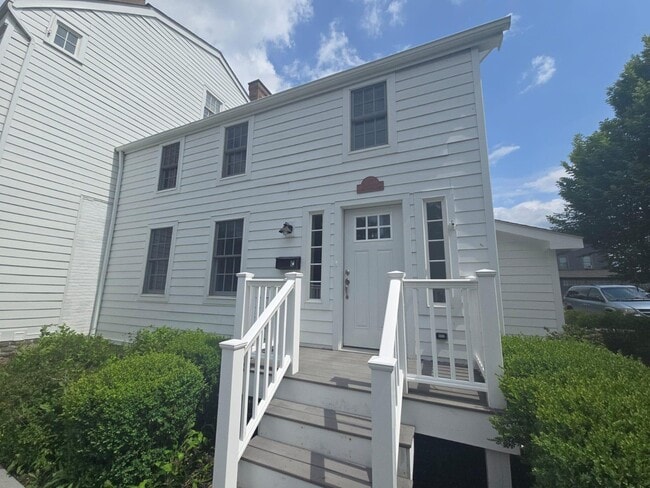 Building Photo - 136 Clinton St Unit Suite C Rental