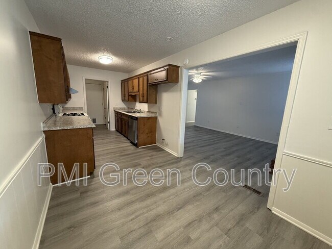 Photo - 4722 S 72nd E Ave