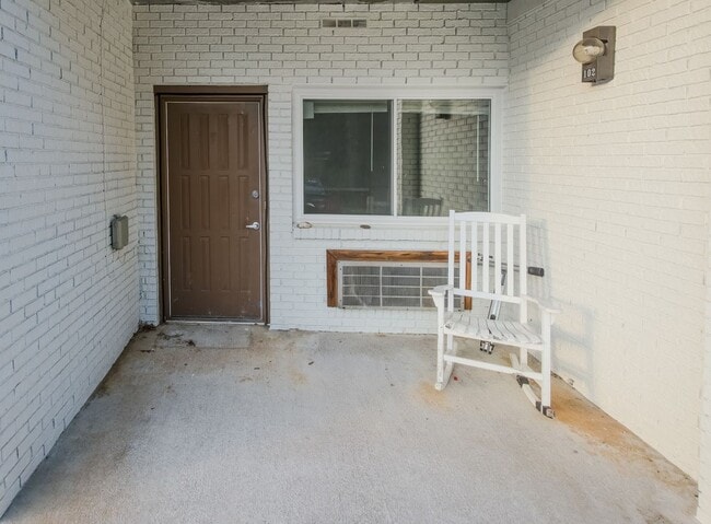 Building Photo - West Knoxville 37919 - 1 Bedroom Apartment in West Knoxville! Available Now! 1 Bedroom, 1 Bath. -...