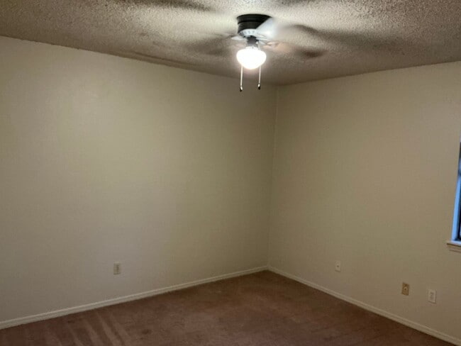 Photo - 2 bed, 1 bath with a 1 car garage duplex for rent in Moore near NW 27th and Shields.  New Paint a...