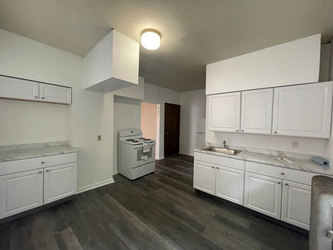 Building Photo - 61-63 Seymour Unit 63