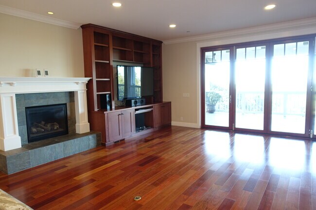 Photo - Spectacular views, gracious living areas, superb entertaining space....5 minutes to downtown, 2 m...