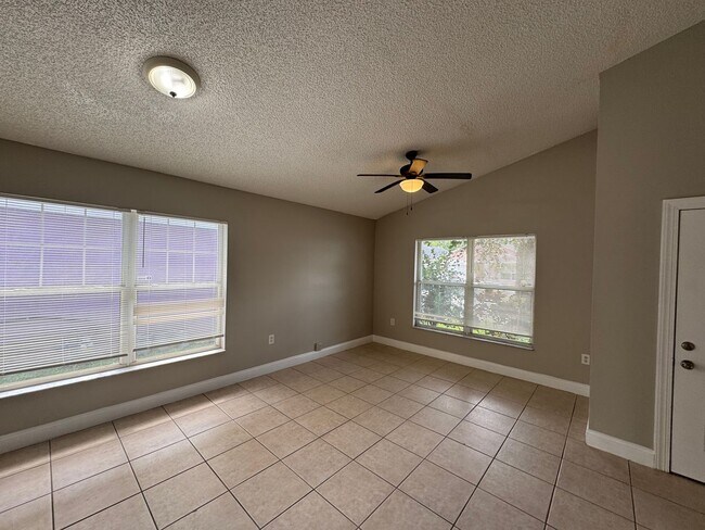 Photo - Spacious 4 Bedroom Home in Orlando Available Now!!